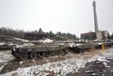 Na parkovišti je uskladněno kolem stovky bojových vozidel. Převážně tanky T-72 z výzbroje armád varšavského paktu.