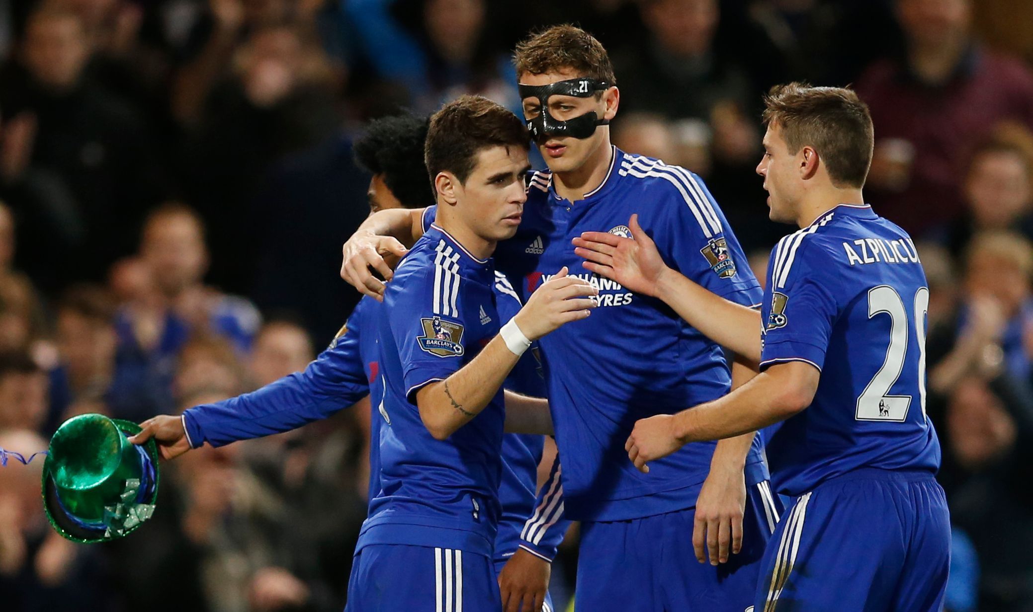 Oscar slaví jednu z branek Chelsea v Premier League 2015-16