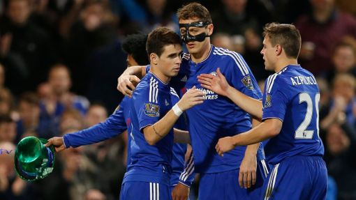 Oscar slaví jednu z branek Chelsea v Premier League 2015-16