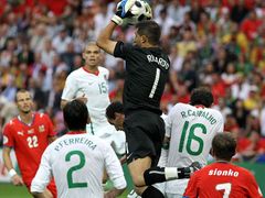 Branková příležitost česka. Portugalský gólman Ricardo ji však bezpečně zlikvidoval.