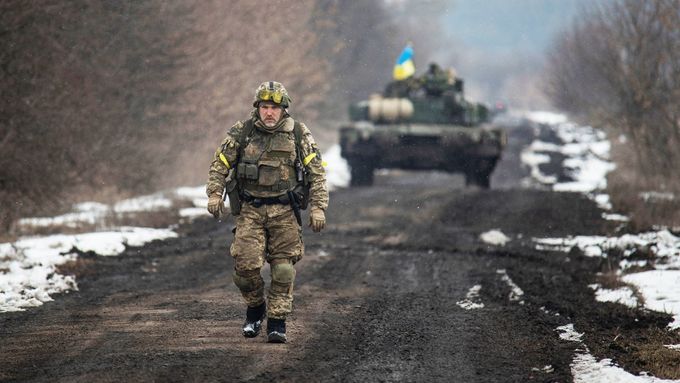 Příslušník ukrajinské armády v okolí města Sumy.
