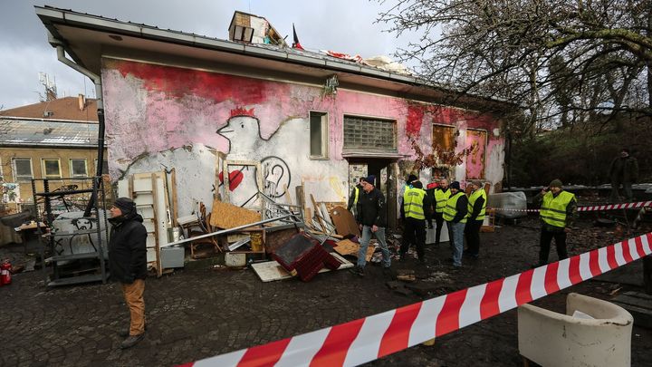 Živě: Exekutor pokračuje ve vyklízení Kliniky, aktivisté zůstávají uvnitř i na střeše