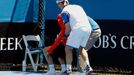 Gimeno-Traver pomáhá sběrači míčků na  Australian Open 2014