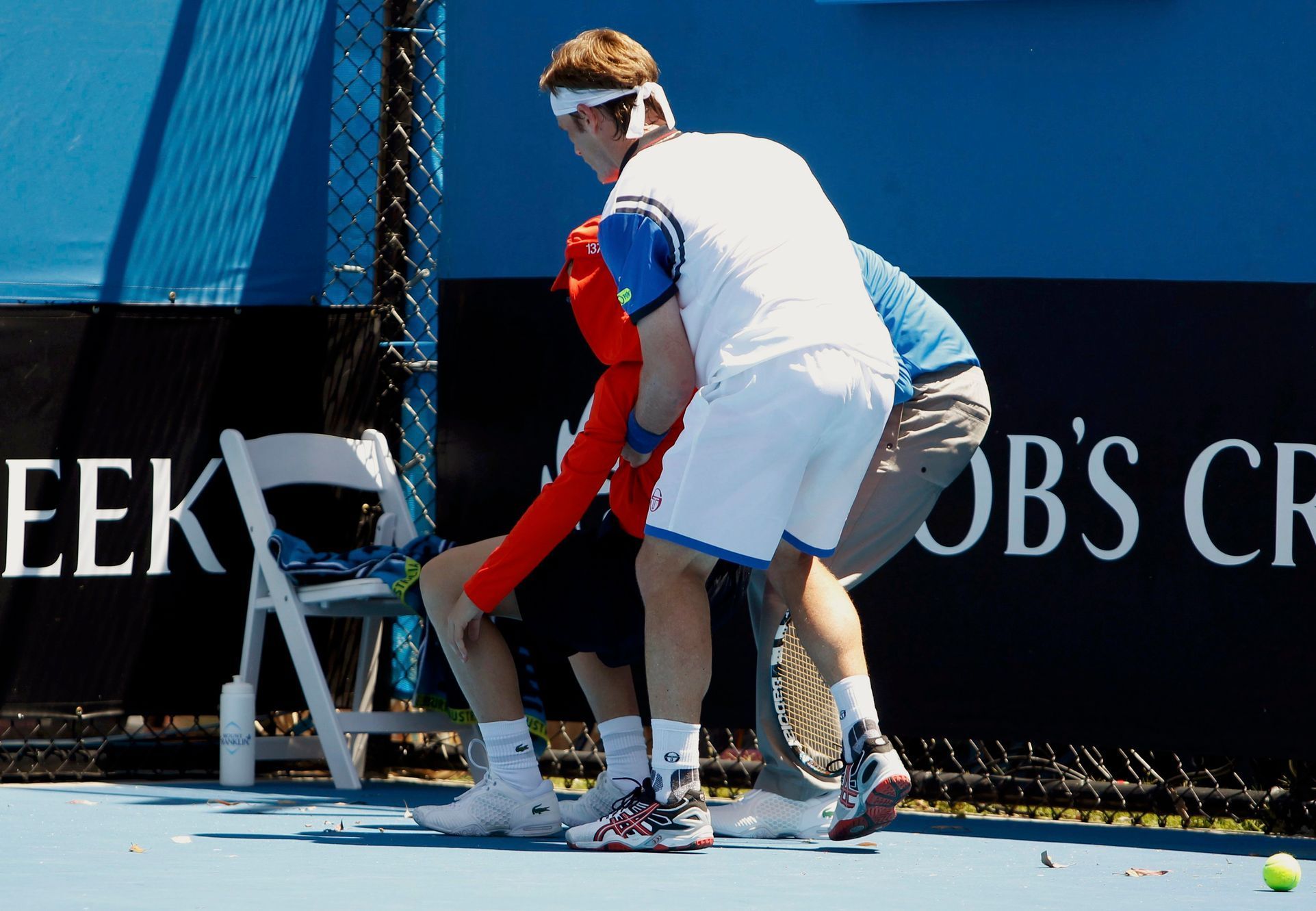 Gimeno-Traver pomáhá sběrači míčků na  Australian Open 2014