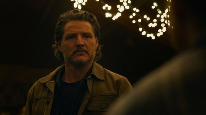 Pedro Pascal v epizodě Dny budoucí druhé řady seriálu Tha Last Of Us.