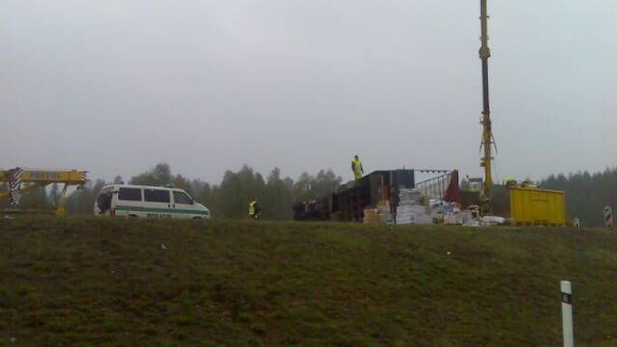 Následky další tragické nehody kamionu na dálnici D1 likvidovali hasiči několik hodin. Klíčová spojnice Prahy a Brna byla zablokovaná téměř půl dne (foto z mobilní MMS)