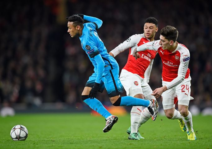 Barcelona's Neymar in action with Arsenal's Alex Oxlade-Chamberlain and Hector Bellerin