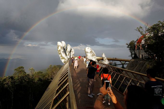 Obří ruka podpírá na kopci Ba Na v nadmořské výšce 1000 metrů nad mořem lávku nazvanou Gold Bridge v blízkosti města Danang ve Vietnamu.