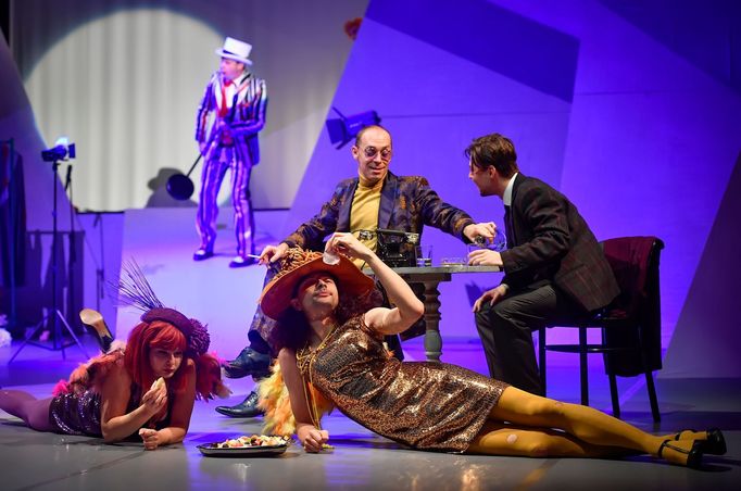 Stanislava Hajduková jako šlapka, Ondřej Šípek coby konferenciér, Zdeněk Stejskal jako šlapka, Marián Chalány v roli Štěpána a Vít Hofmann jako Jakub Fabian.