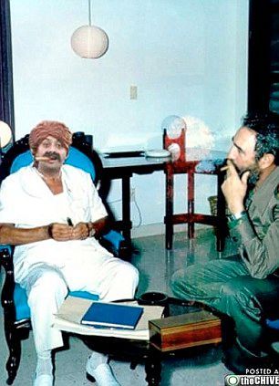 Rupesh s mladým Fidelem Castrem s Kubě
