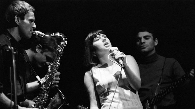 Yvonne Přenosilová na snímku z pražského vystoupení členů skupiny Apollo, červen 1966.