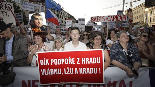 Záběr z demonstrace „Máme toho dost! Chceme demisi!“ proti Andreji Babišovi a Marii Benešové na Václavském náměstí.  4. 6. 2019.