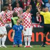 Thiago Motta dostává žlutou kartu v utkání Chorvatska s Itálií ve skupině C na Euru 2012