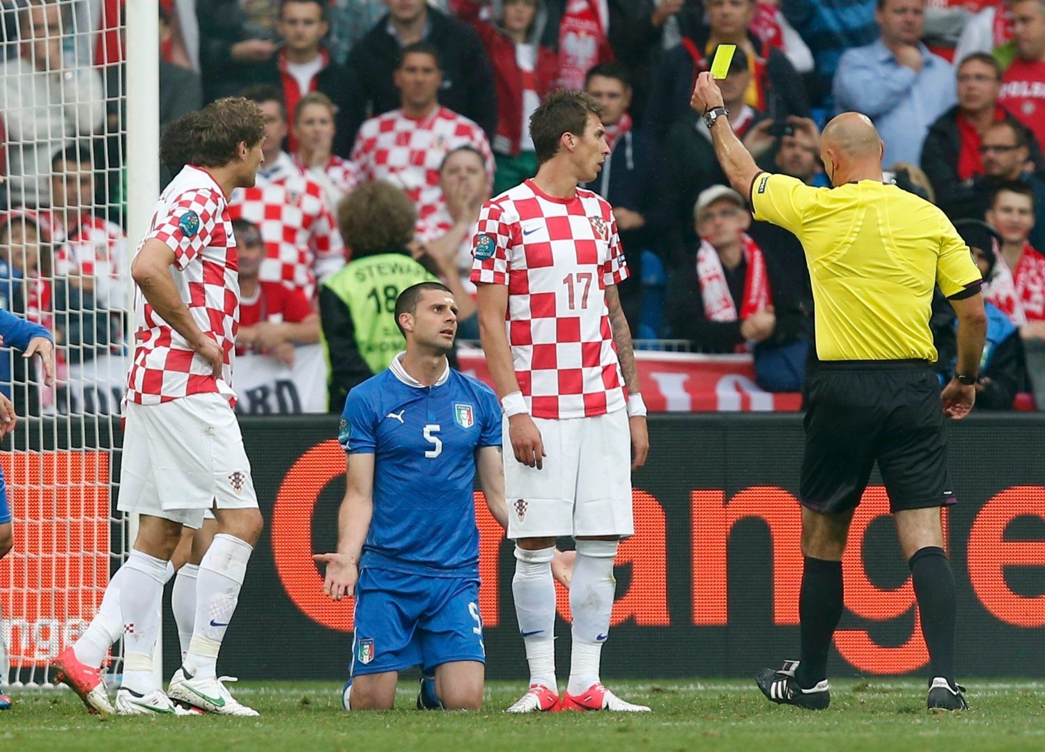 Thiago Motta dostává žlutou kartu v utkání Chorvatska s Itálií ve skupině C na Euru 2012