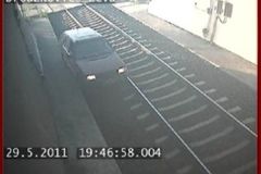 Auto projelo železničním tunelem, pátrá po něm policie