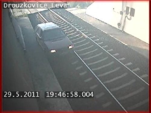 Červená felicie, která projela železničním tunelem u Droužkovic na Chomutovsku