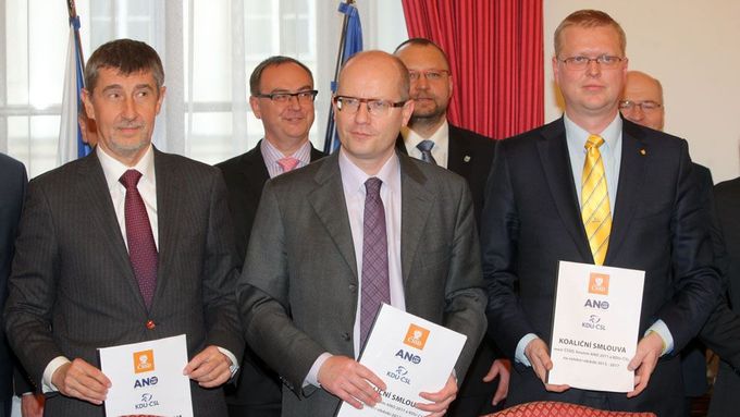 Předsedové parlamentních stran Andrej Babiš, Bohuslav Sobotka a Pavel Bělobrádek při podpisu koaliční smlouvy.