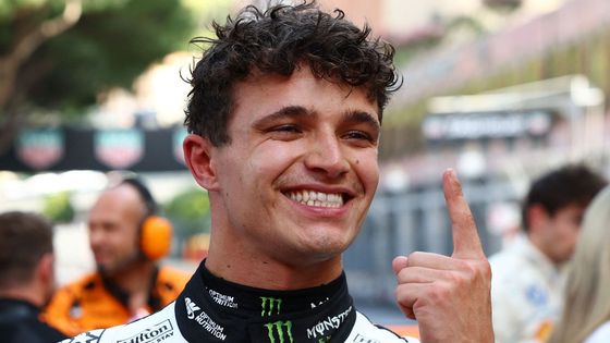 Lando Norris z McLarenu slaví triumf ve VC Monaka F1 2025