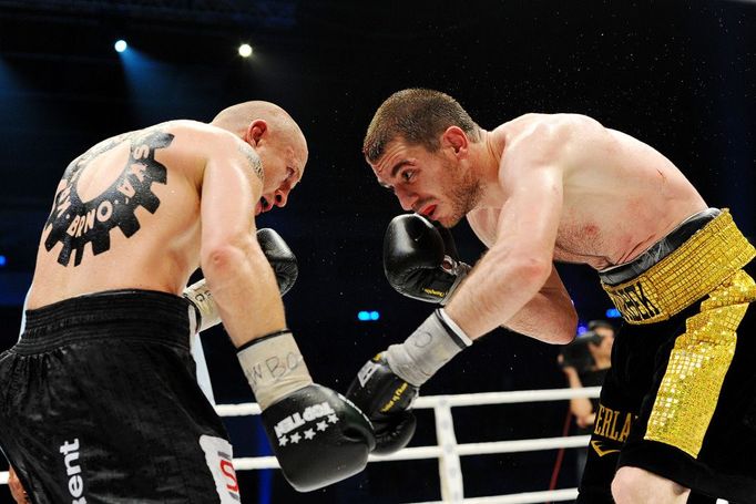 Český boxer Lukáš Konečný v prohraném souboji o titul Mistra světa v lehké střední váze WBO s Čečencem Zaurbekem Bajsangurovem.