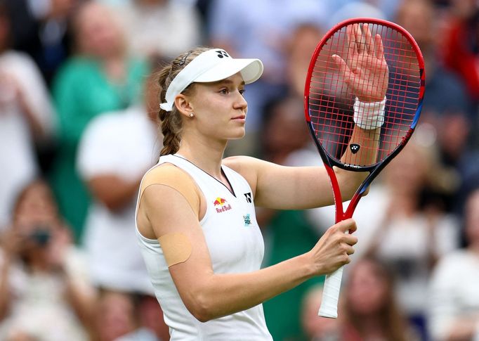 Jelena Rybakinová v utkání prvního kola Wimbledonu 2023.