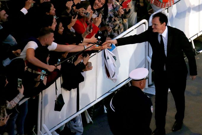 Quentin Tarantino zdraví fanoušky v Cannes.