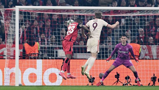Harry Kane překonává Matěje Kováře