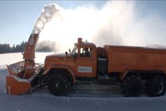 Jakápak zima? Legendární ruská fréza ZIL zatím letos na Jablonecku čistila silnice jediný týden