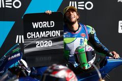 Boj o korunu krále Moto2 rozhodl poslední závod, Rossiho nevlastní bratr neuspěl