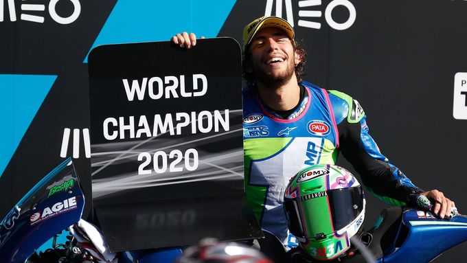 Enea Bastianini slaví titul šampiona Moto2 v sezoně 2020