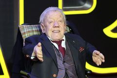 Zemřel britský herec Kenny Baker, představitel robota R2-D2 z Hvězdných válek