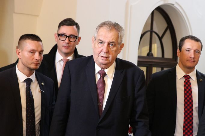 Prezident Miloš Zeman ve chvíli, kdy oznámil, že lékaři zveřejní jeho kompletní zdravotní dokumentaci