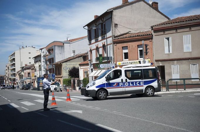 Policejní auto před budovou banky.