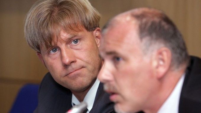 Martin Sepp (vlevo) na jednání zastupitelstva.