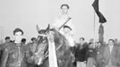 Vítěz 68. Velké pardubické steeplechase, 20. října 1957, kůň Epigraf s jezdcem Vladimirem Fedinem (SSSR), po závodě na pardubickém závodišti.