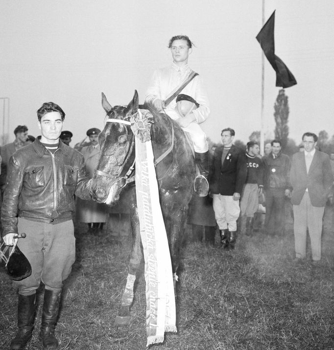 Vítěz 68. Velké pardubické steeplechase, 20. října 1957, kůň Epigraf s jezdcem Vladimirem Fedinem (SSSR), po závodě na pardubickém závodišti.