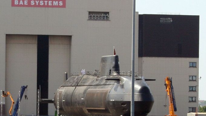 První jaderná ponorka třídy Astute v doku. Kvůli jadernému reaktoru ji budou asi čekat úpravy