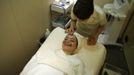 Snails crawl on the face of a woman during a demonstration of a new beauty treatment at Clinical-Salon Ci:z.Labo in central Tokyo July 17, 2013. Clinical-Salon Ci:z.Labo, which began the unique facial earlier this week, offers the 10,500 yen ($110) five-minute session with the snails as an optional add-on for customers who apply for a "Celeb Escargot Course", an hour-long treatment routine of massages and facials based on products made from snail slime that costs 24,150 yen. According to a beautician at the salon, the snail slime is believed to make one's skin supple as well as remove dry and scaly patches. Picture taken July 17, 2013. REUTERS/Issei Kato (JAPAN - Tags: SOCIETY) Published: Čec. 18, 2013, 6:05 dop.