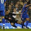 Český brankář Tottenhamu Radek Černý inkasuje gól od Braulia z týmu Getafe v úvodním zápase základní skupiny Poháru UEFA.