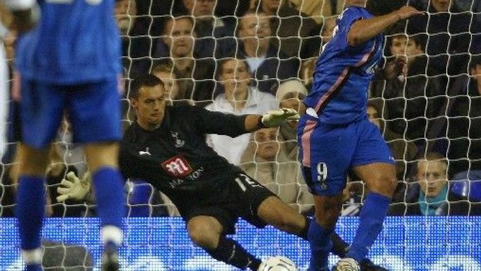 Český brankář Tottenhamu Radek Černý inkasuje gól od Braulia z týmu Getafe v úvodním zápase základní skupiny Poháru UEFA.