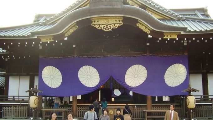 V tokijské svatyni Jasukuni je odklon od tradičního japonského pacifismu znát.