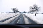 V Česku začalo sněžit. Silničáři na Jesenicku museli vyjet s posypem do terénu