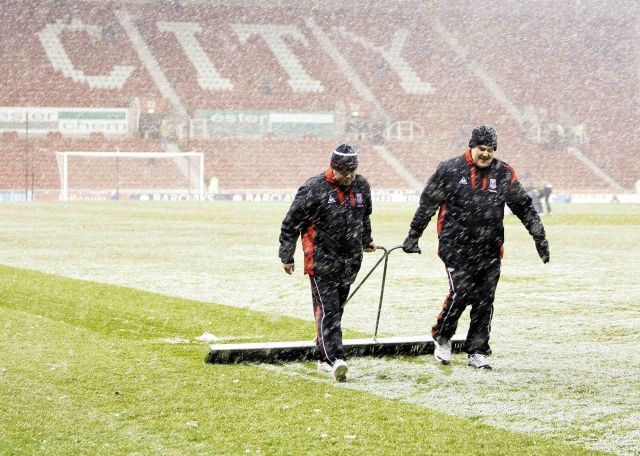 Zřízenci odklízejí sníh z fotbalového hřiště Stoke City