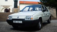 Škoda Favorit (1987-1994). Sehnat Favorita do deseti tisíc? Ještě před pár lety to šlo bez problémů, dnes už jen obtížně. V inzerci jsme našli jen jeden za 7000 Kč. Má prošlou STK a hlodá na něm rez.