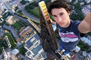 FOTO Ruská mládež balancuje stovky metrů nad zemí