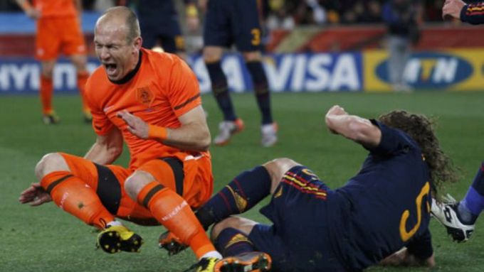 Finalisté posledního mistrovství světa, fotbalisté Španělska a Nizozemska, se utkají na šampionátu v Brazílii už v základní skupině.