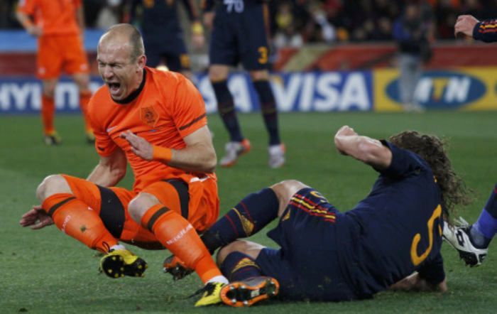 Arjen Robben, Carles Puyol (finále MS 2010, Španělsko - Nizozemsko)