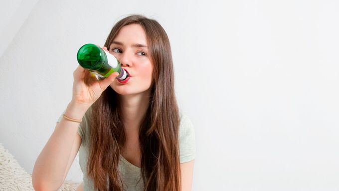 Ministerstvo zdravotnictví uvádí, že děti se k alkoholu poprvé dostanou v průměru ve dvanácti letech. Ilustrační foto.