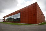 Přístavba haly v areálu firmy Hraniplex. Výroba a distribuce nábytkových hran, Komorovice (2006 - 2007). Autor: OK Plan Architects, Luděk Rýzner, Marcela Susedíková.