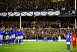 Dohrávka 4. kola anglické Premier League mezi Evertonem a Newcastlem měla pietní atmosféru.