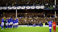 Dohrávka 4. kola anglické Premier League mezi Evertonem a Newcastlem měla pietní atmosféru.